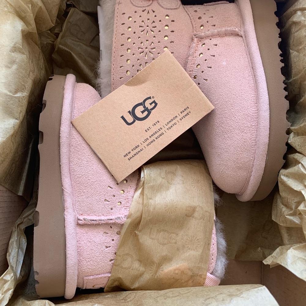 NEW IN BOX Toddler UGGS suede pink with bows sz 6